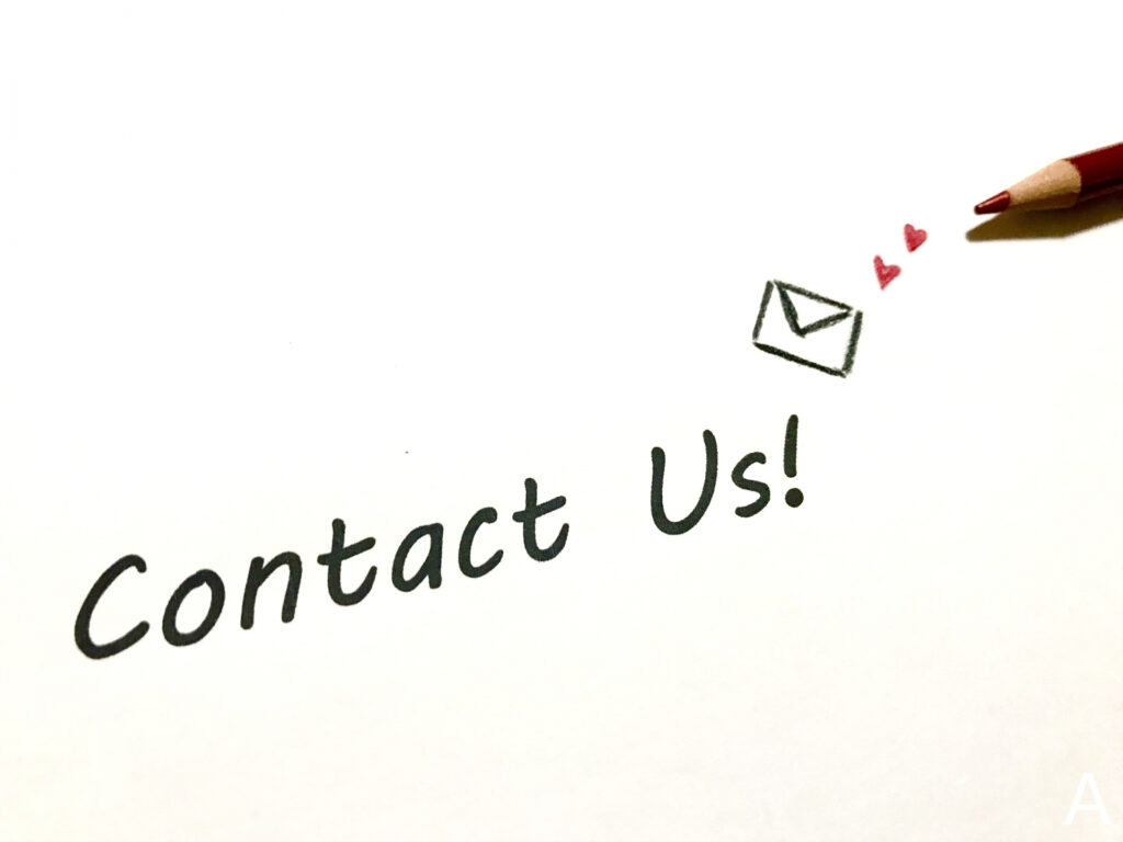 Contact_usの文字とメールのイラスト