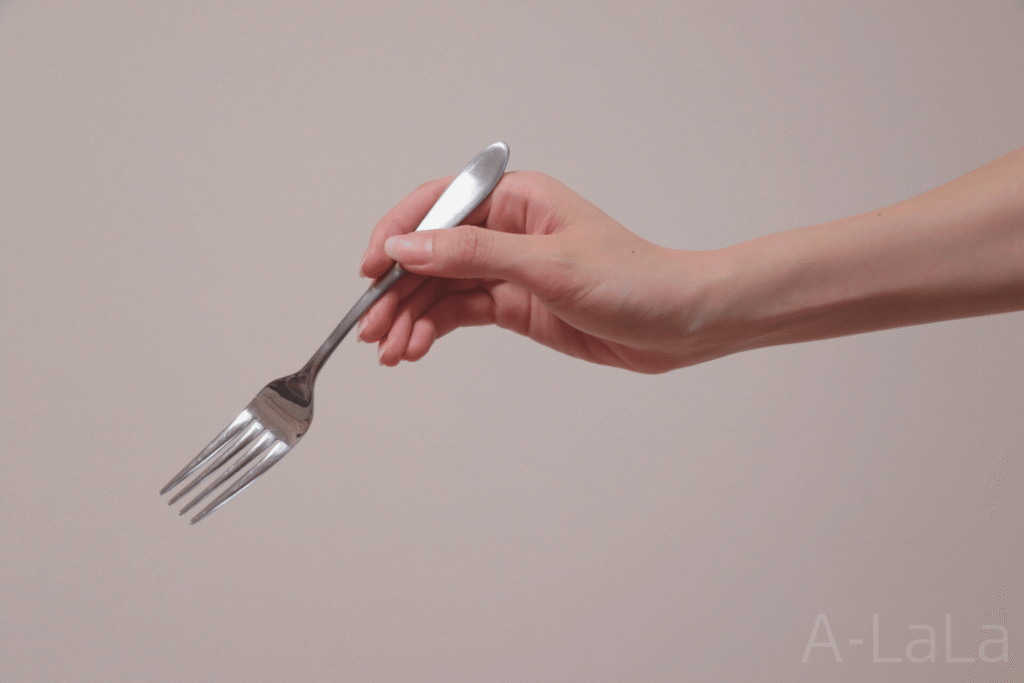 フォークを持つ手