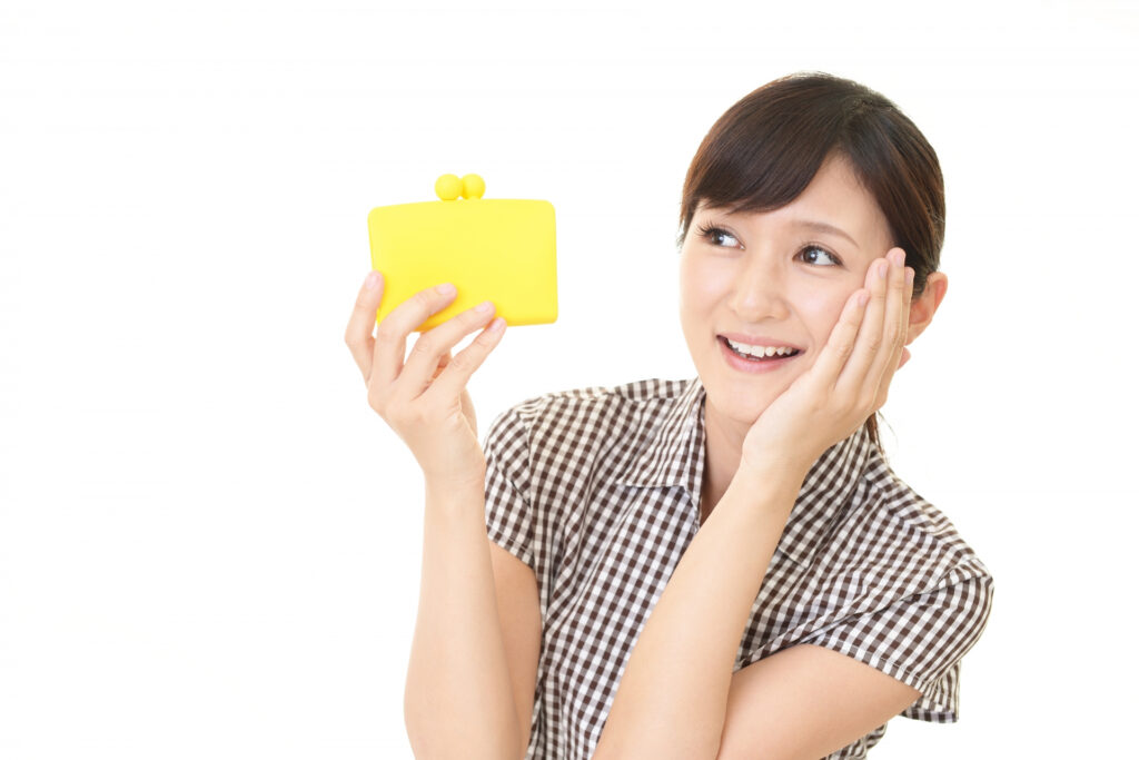黄色い財布を持つ女性