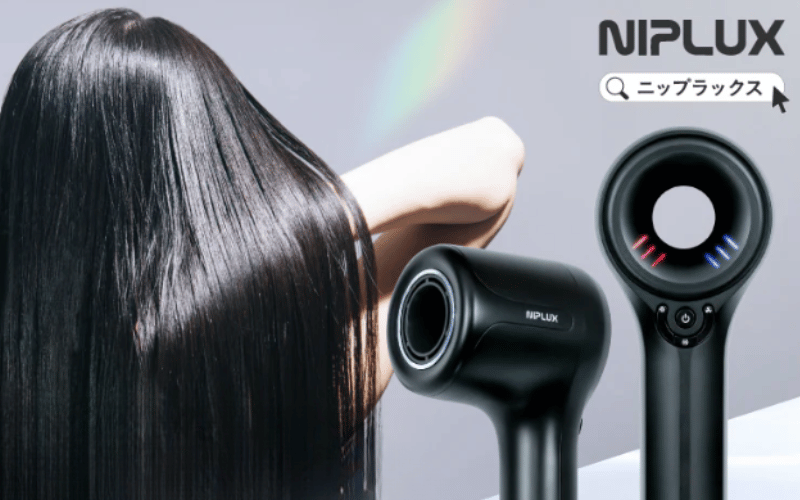 NIPLUXヘアドライヤーとロングヘアを書き上げる女性の後ろ姿